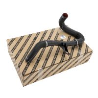 Ladda luftslangen till vänster om kylaren