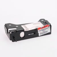 Vänster motorhuvs gångjärnsfäste