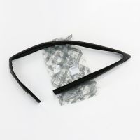 Dörrtätning framför ovan vid fönstret till höger