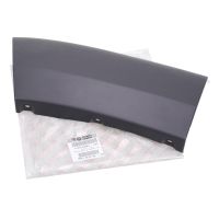 Hjulhusklädsellist mellan dörr och främre stötfångare till vänster