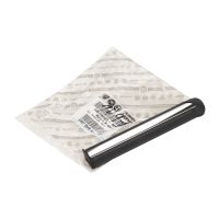 Dekorlistfoder på utsidan av A-stolpen till vänster