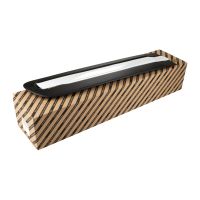 Dekorlist på sidan av dörren bak till höger