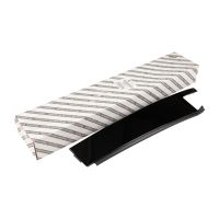 Prydnadslist på utsidan av B-stolpen bak till vänster