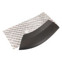 svart dekorlist på framhjulshuset till höger