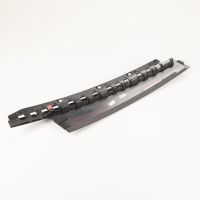 Prydnadslist på B-stolpen till höger