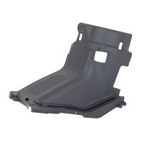 Foder i interiören på instrumentbrädan till vänster