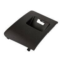 Kåpa på förarsidans instrumentbräda under ratten