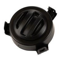 Svart täcklock längst ned till vänster i främre stötfångarhörnet