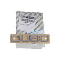 Bokstäver *Qubo* på baksidan