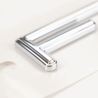 Bokstäver *Freemont* på baksidan