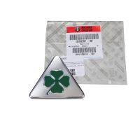 Emblem på sidan klöverblad quadrifoglio till höger