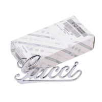 "Gucci"-emblem på baksidan