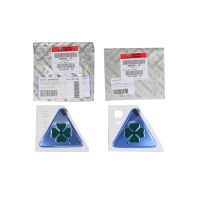 Set med emblem på sidoklöverbladet "QV" till höger och vänster