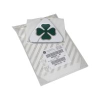 Klöverbladsemblem på vänster sida