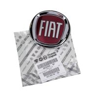 Emblem framför stötfångaren "FIAT"