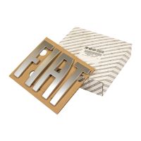 Modellskylt, emblem framför "FIAT"