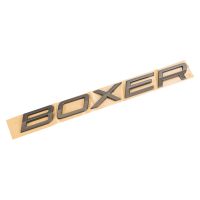 Emblembokstäver bak Boxer